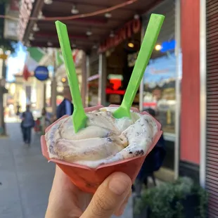 Large gelato with cookies &amp; cream and hazelnut brownie