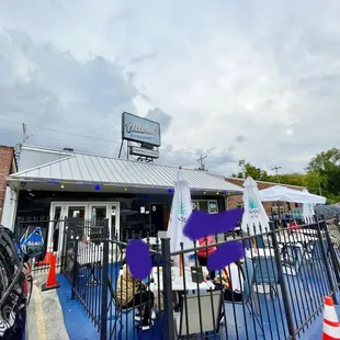 the outside of the restaurant