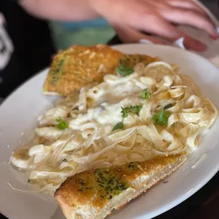 Fettuccine Alfredo w/garlic bread.