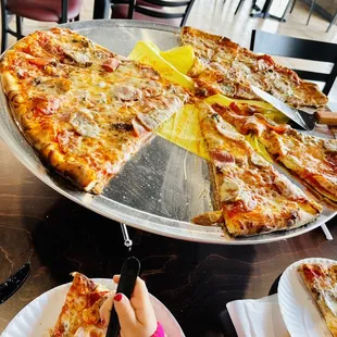 The Giant size pizza! Wow...so delicious!!!!