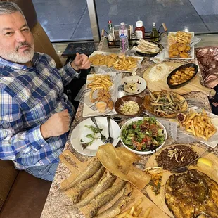 Several kinds of fried and grilled seafood.