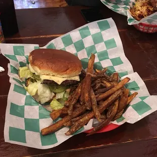 Southwest burger, spicy, flavorful. Fries were crispy on the outside and hot on the inside, perfect.