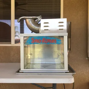 Snow cone machine