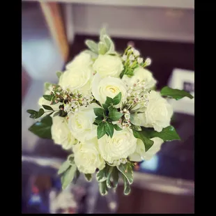 The perfect white and green bridal bouquet for the perfect New Year's weddings!