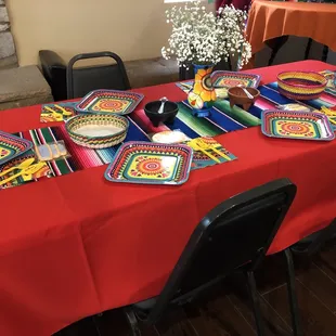 Round and rectangular linen table cloths available in a variety of colors and sizes. Sarape table runners available there too.