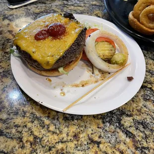 Classic cheeseburger with onion rings