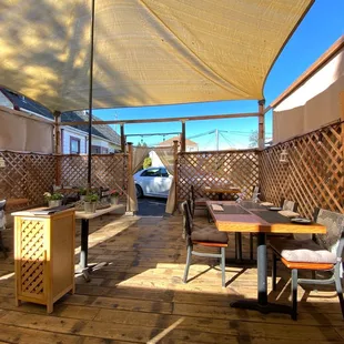 Relaxing outdoor dining