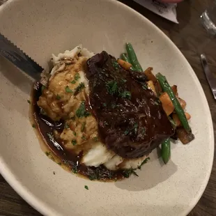 a plate of meat and mashed potatoes
