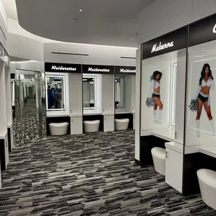 Raiderettes locker room - VN