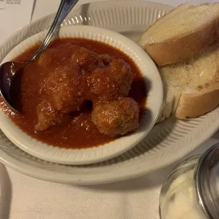 a plate of meatballs and bread