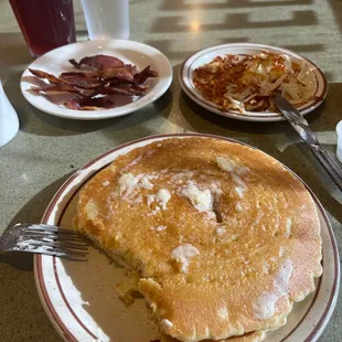 Pancakes bacon hasbrowns