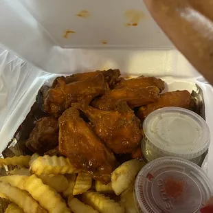 buffalo wings &amp; seasoned fries
