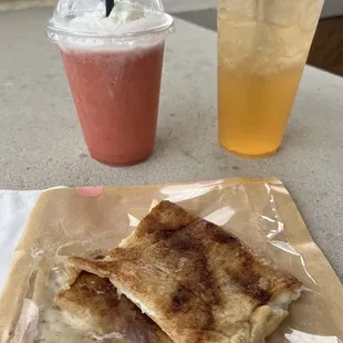 Cream cheese pastry, strawberry smoothie (kids loved it!!), flavored lemonade.  All were wonderful!
