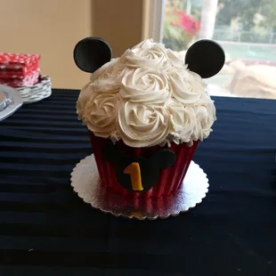 Mickey Mouse Smash Cake