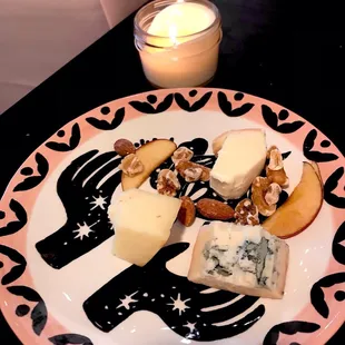 Cheese and nuts appetizer to go