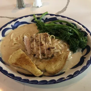 Fettuccini Alfredo w/chicken and broccolini