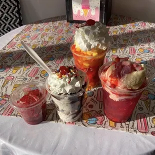 gummies,sundae,fresas and crem and macedonia