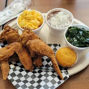 a plate of fried chicken, macaroni, and cheese