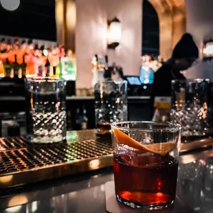 Great cocktail list, appreciate the inclusion of real sober cocktails. Vibe is good. Give it a shot!