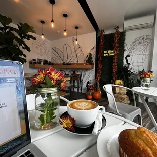 Cappuccino, corn muffin