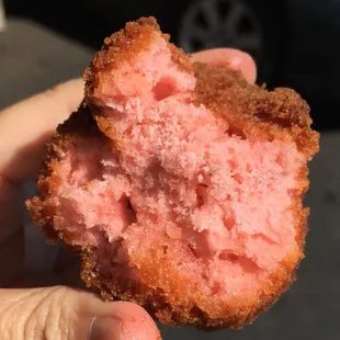 Aloha Andagi's strawberry andagi has a mix of fresh and artificial strawberry. Not the fake kine strawberry taste! LIKE!