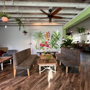 The 90 degree angle benches ensure working and no sleeping