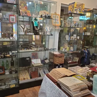 Many vintage collectible items.