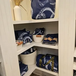 @Aloha Collection; 12/27/2023.If u enjoy &quot;Splash Proof&quot; Tote Bags,Fanny packs,Cosmetic pouches,&amp; So much more *Aloha* flare stuffs,Shop here