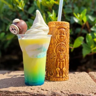 Kakamora Float with a Tiki souvenir mug