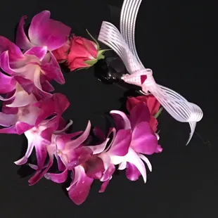 Kupe'e I received. Only had 2 mini roses at ends as though they were an afterthought