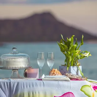 This is a cake &amp; toasting image with Diamond Head in the background. This can be added to any of our packages!