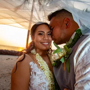 Sunsets &amp; Hawaii weddings are always a sight to behold.