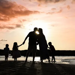 award winning silhouette photographer! message now to book your session! www.facebook.com/alohasunshinephotography