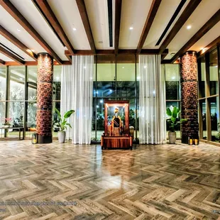 LOVE Hawai'i - Waikīkī Kama'aina Staycation Experience. Special nightly rates + benefits. Book direct via the 'Alohilani Resort website.