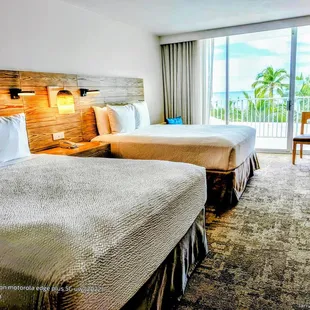 OceanFront 2 Queens w/ Grab Bars Bathtub. Thank you for the OF upgrade due to a mishap with my reserv at c/in. (1st night only of 4 nights)