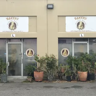 Looks like the bakery is deserted.