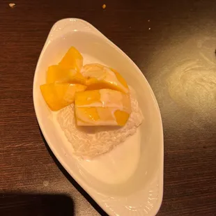 Sticky rice with mango