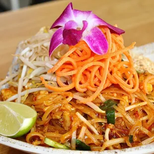 The Pad Thai was made with bean sprout, chopped tofu, red onion, green onion, cage free egg, and chopped peanut.