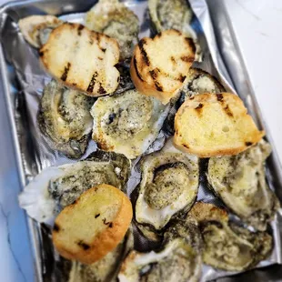 a tray of oysters