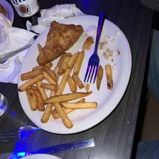 a plate of fish and fries and a bottle of beer