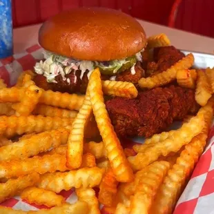 one of their combos (instagram @alshotchicken.corona)