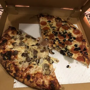 1/2 sausage, mush &amp; onion 1/2 pepperoni, mush &amp; black olive Both excellent &amp; exactly as ordered