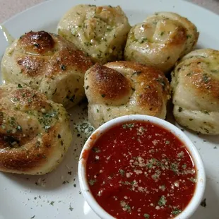 Garlic knots - That butter sauce is addictive!