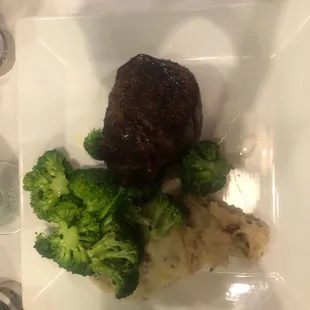 10 ounce filet with broccoli and the homemade mashed potatoes. Wow ! The flavor was perfect.
