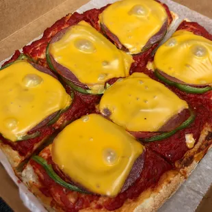 A closer angle to better appreciate the pepper rings and salami of Nonna's Pizza.