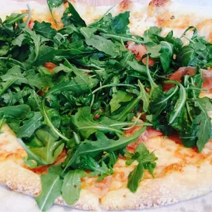 Arugula prosciutto pizza