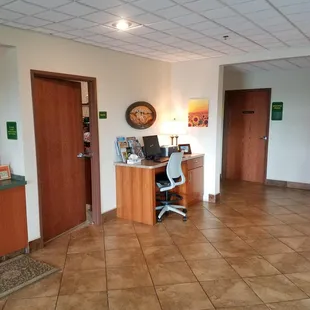 Guest computer and printer available.