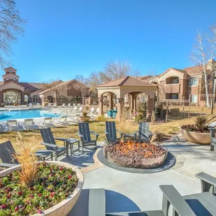 Fire pit &amp; lounge area