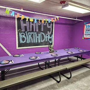Birthday room table setup