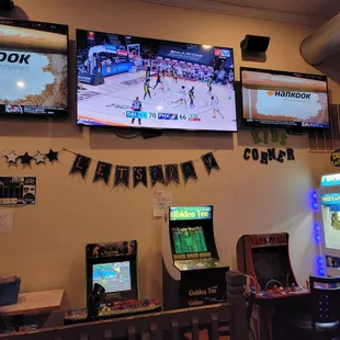 Bigscreens on every wall, little arcade zone too!
